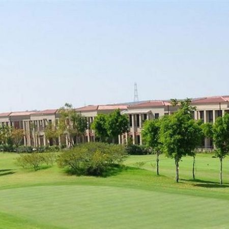 Lemon Tree Hotel, Tarudhan Valley, Manesar Gurgaon Esterno foto