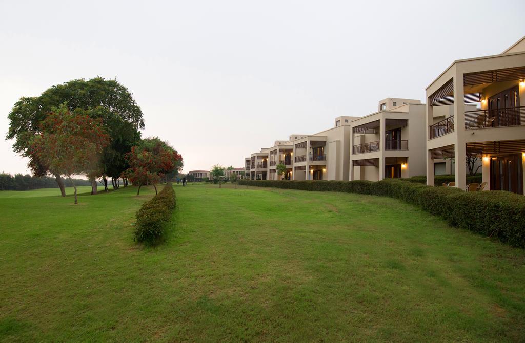 Lemon Tree Hotel, Tarudhan Valley, Manesar Gurgaon Esterno foto