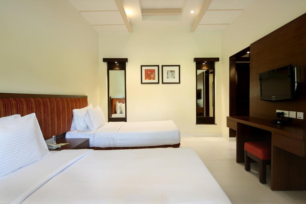 Lemon Tree Hotel, Tarudhan Valley, Manesar Gurgaon Esterno foto