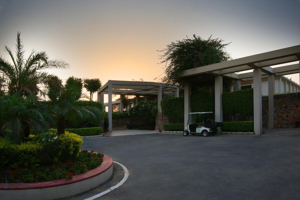Lemon Tree Hotel, Tarudhan Valley, Manesar Gurgaon Esterno foto