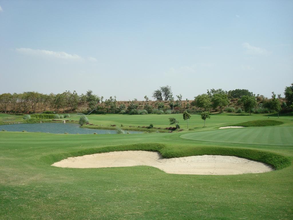 Lemon Tree Hotel, Tarudhan Valley, Manesar Gurgaon Esterno foto