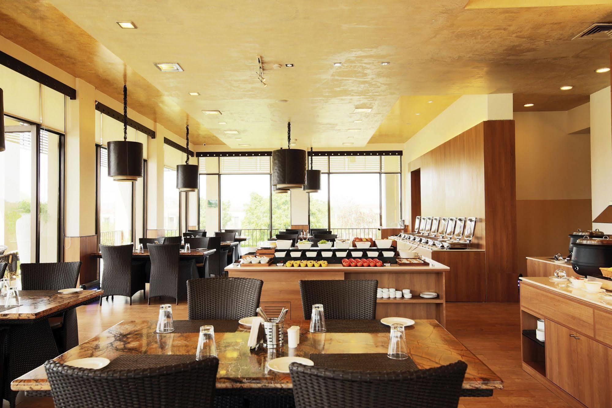 Lemon Tree Hotel, Tarudhan Valley, Manesar Gurgaon Esterno foto
