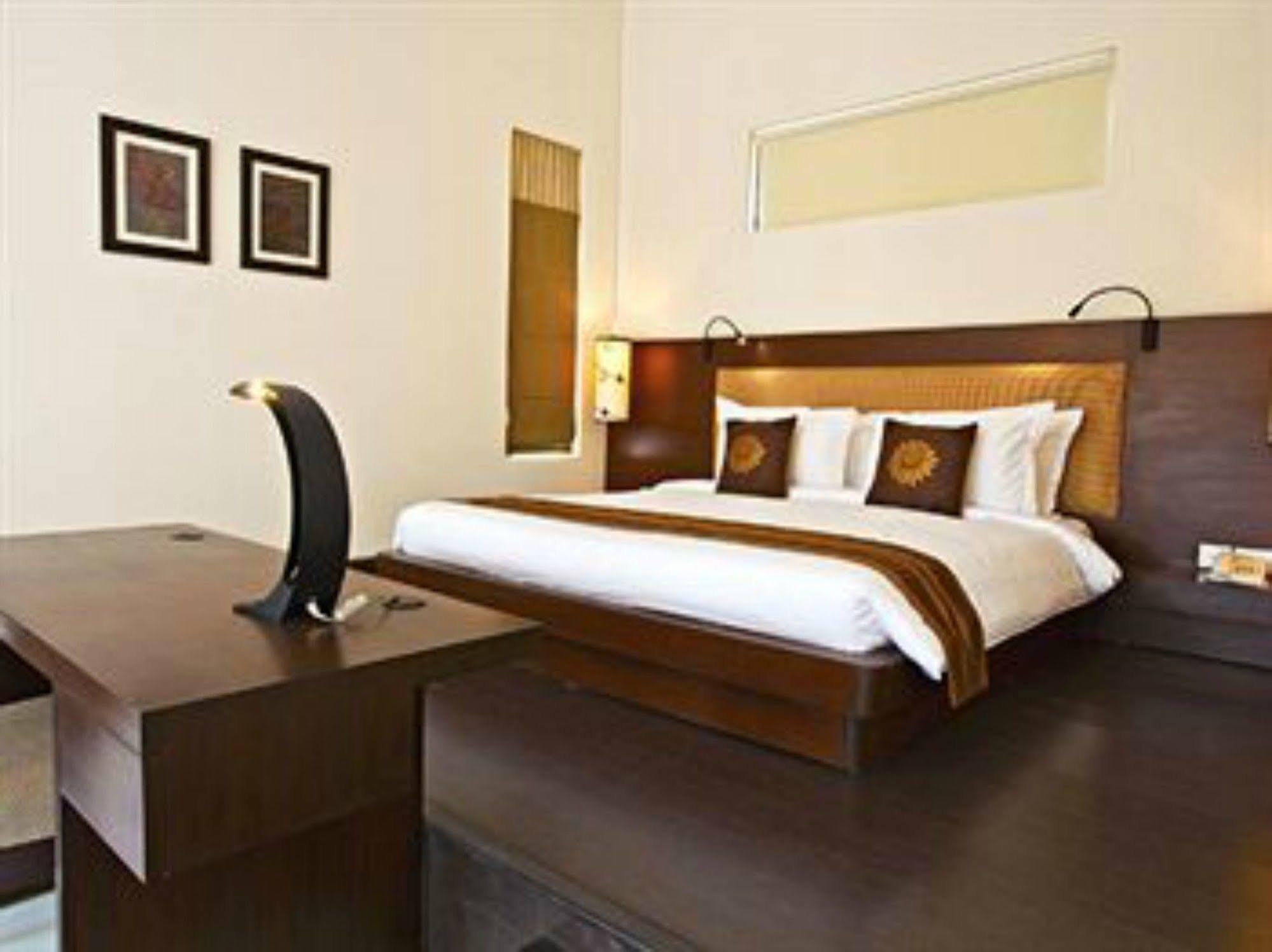Lemon Tree Hotel, Tarudhan Valley, Manesar Gurgaon Esterno foto