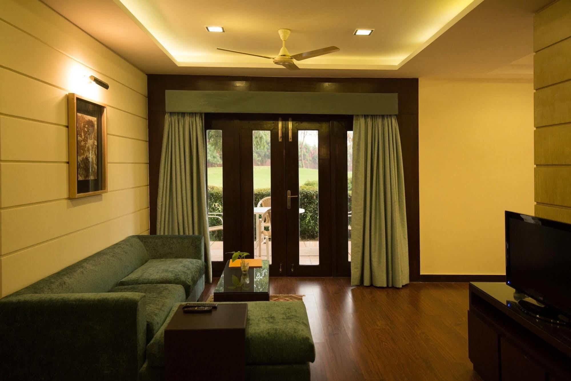 Lemon Tree Hotel, Tarudhan Valley, Manesar Gurgaon Esterno foto