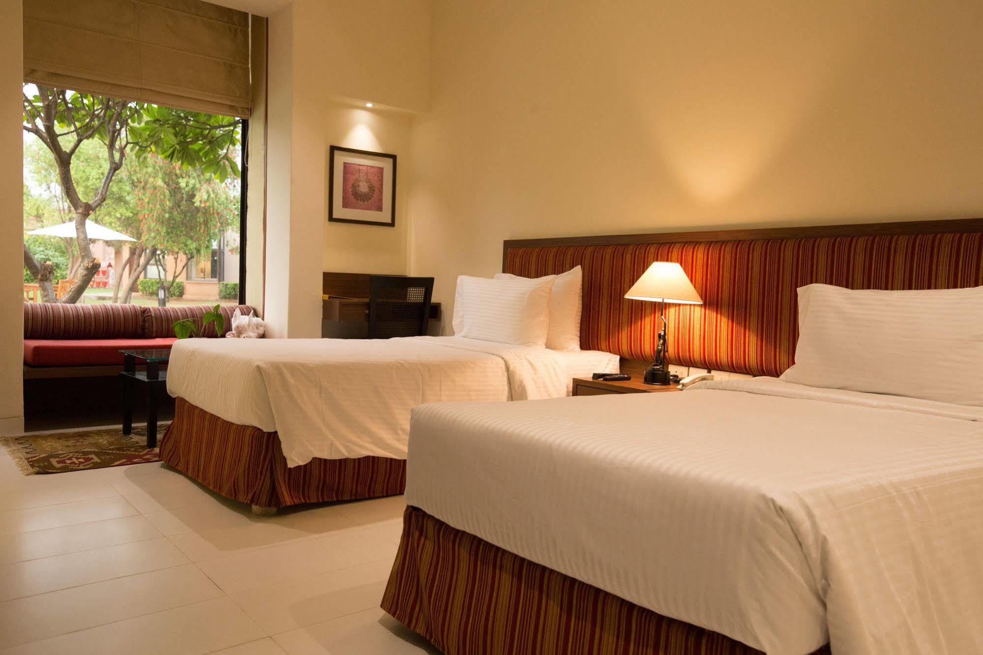 Lemon Tree Hotel, Tarudhan Valley, Manesar Gurgaon Esterno foto
