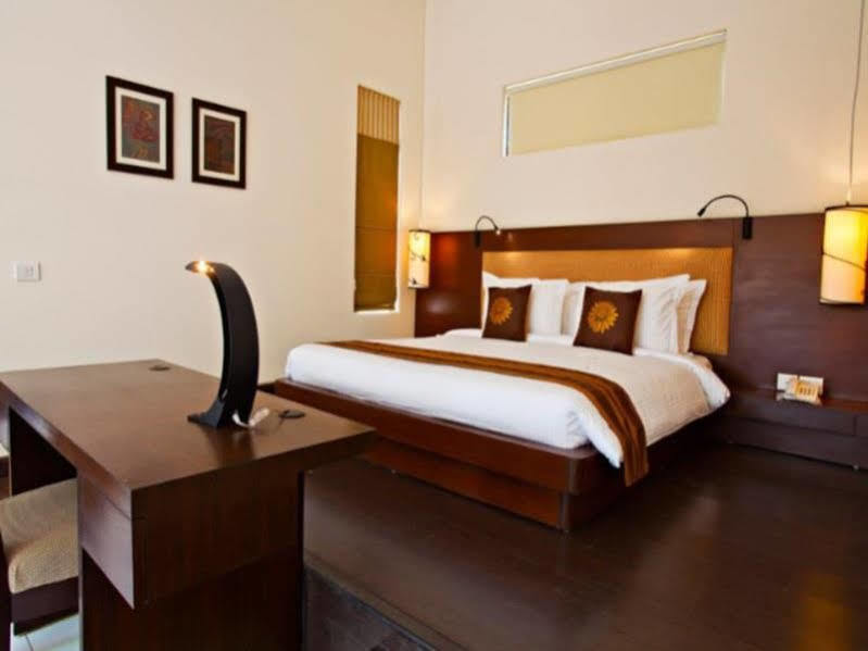 Lemon Tree Hotel, Tarudhan Valley, Manesar Gurgaon Esterno foto