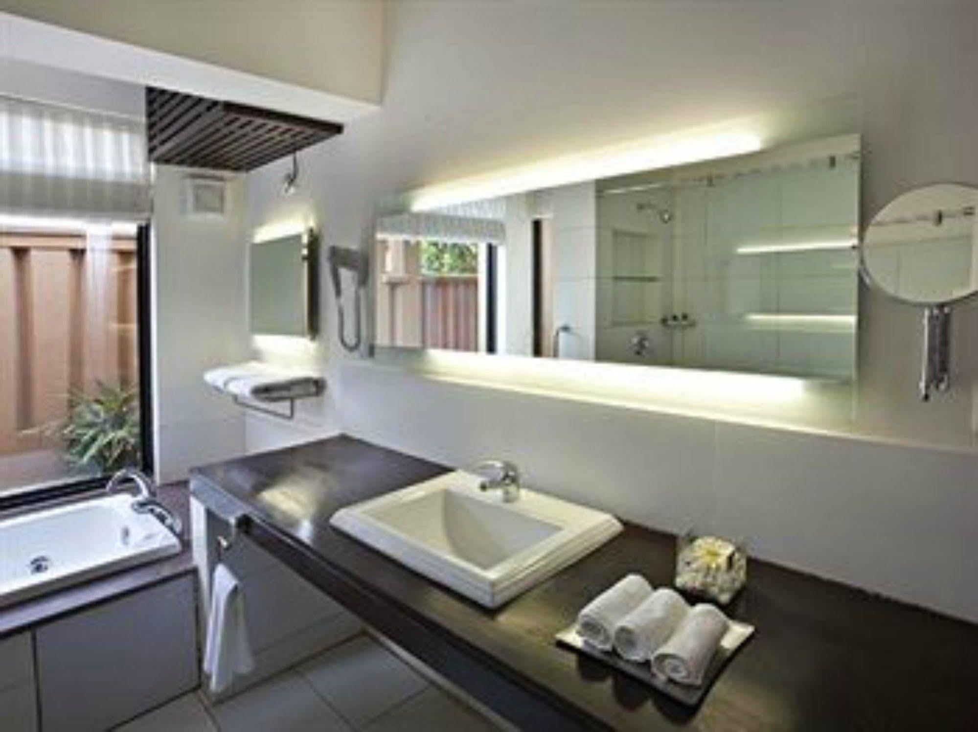 Lemon Tree Hotel, Tarudhan Valley, Manesar Gurgaon Esterno foto