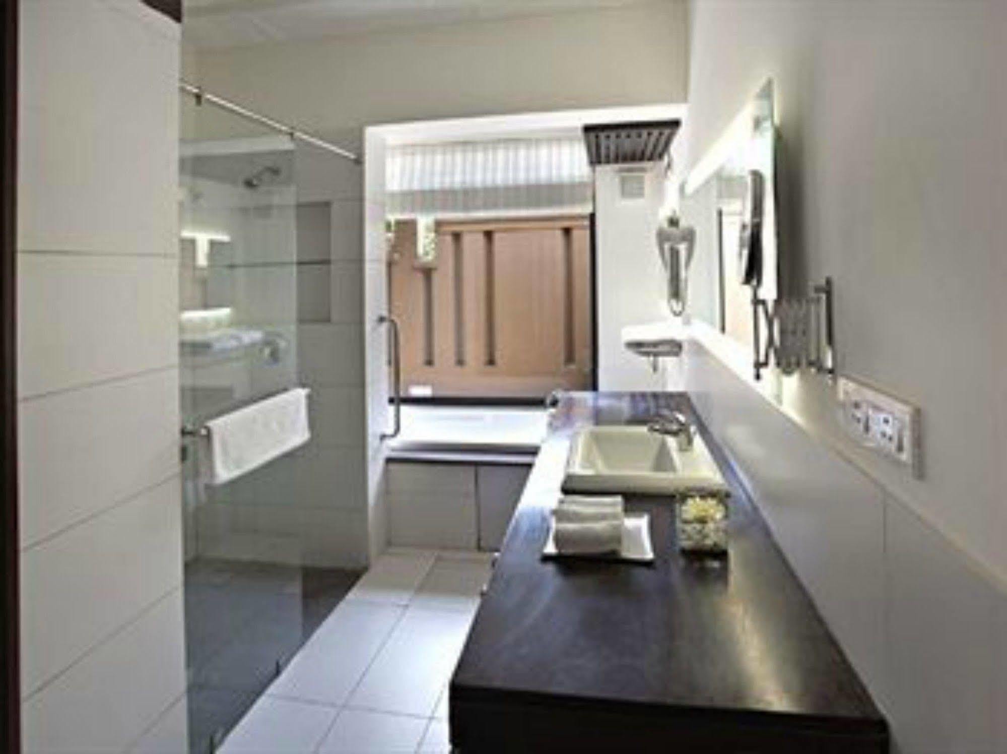Lemon Tree Hotel, Tarudhan Valley, Manesar Gurgaon Esterno foto