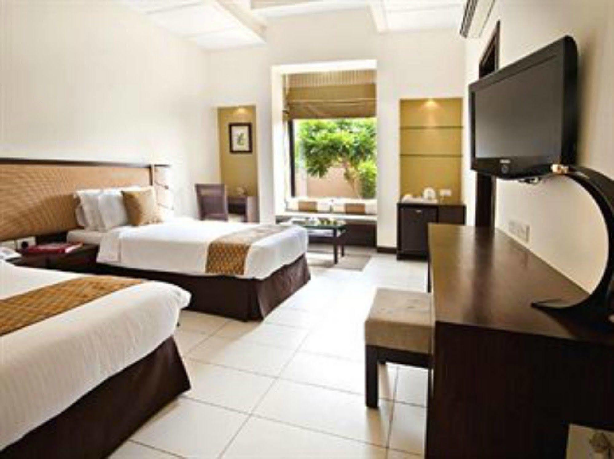 Lemon Tree Hotel, Tarudhan Valley, Manesar Gurgaon Esterno foto