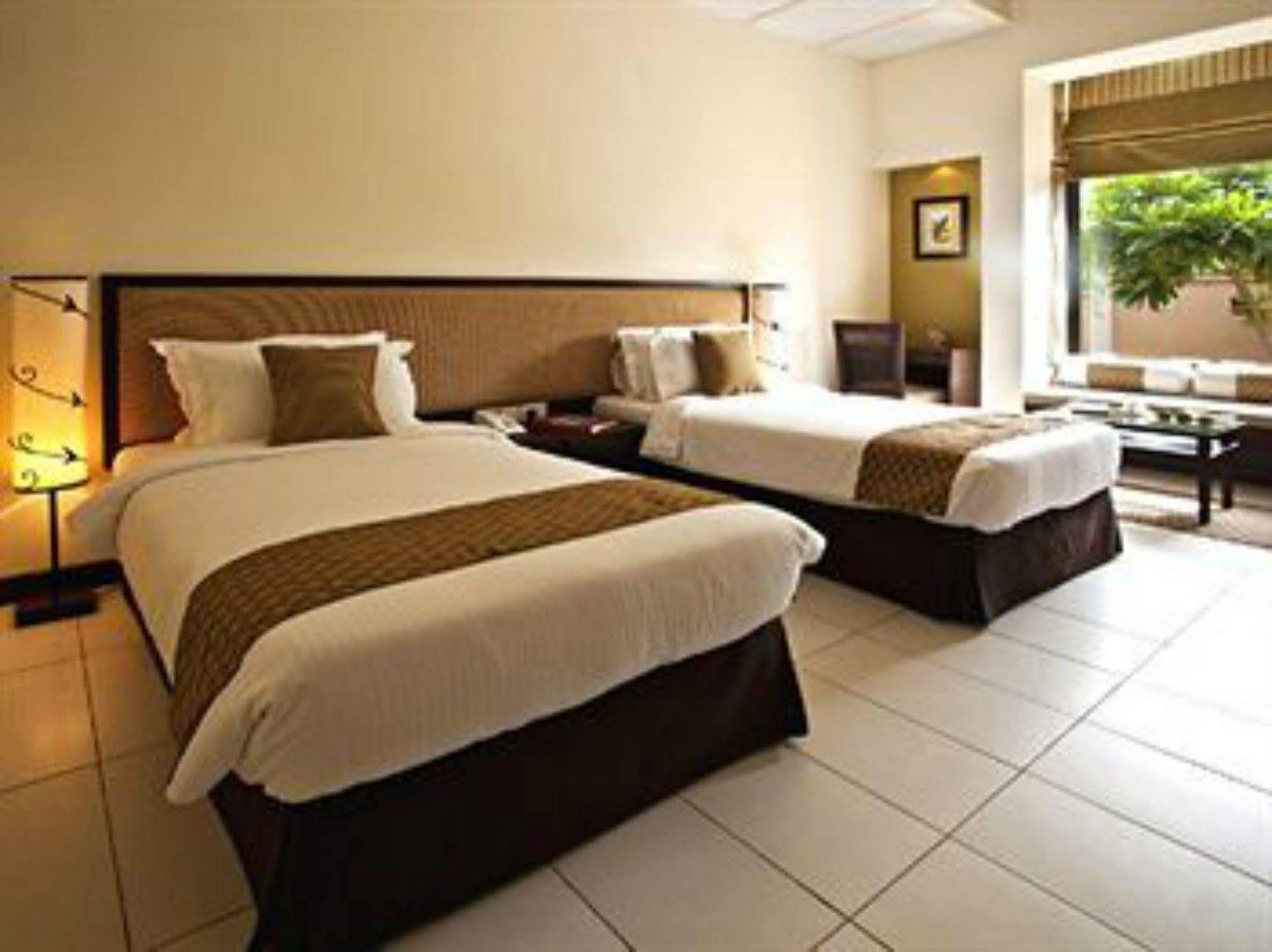 Lemon Tree Hotel, Tarudhan Valley, Manesar Gurgaon Esterno foto