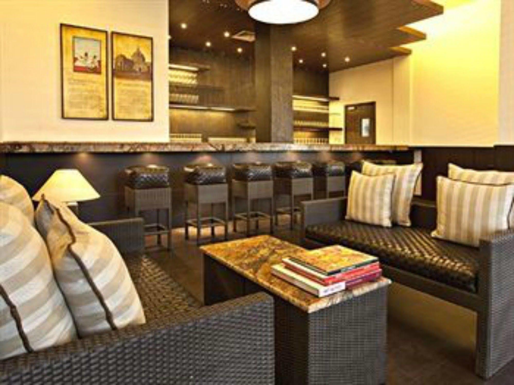 Lemon Tree Hotel, Tarudhan Valley, Manesar Gurgaon Esterno foto