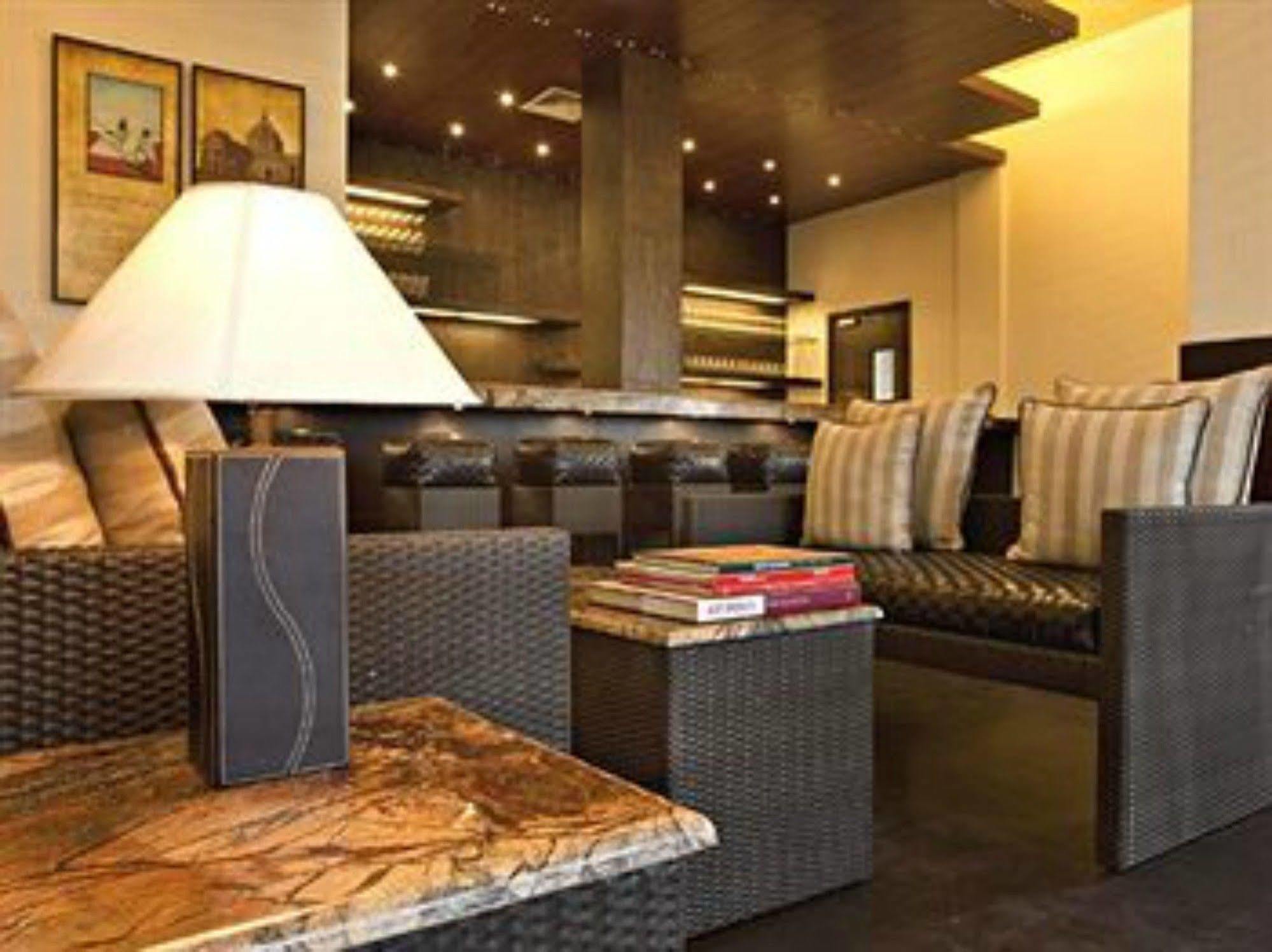 Lemon Tree Hotel, Tarudhan Valley, Manesar Gurgaon Esterno foto