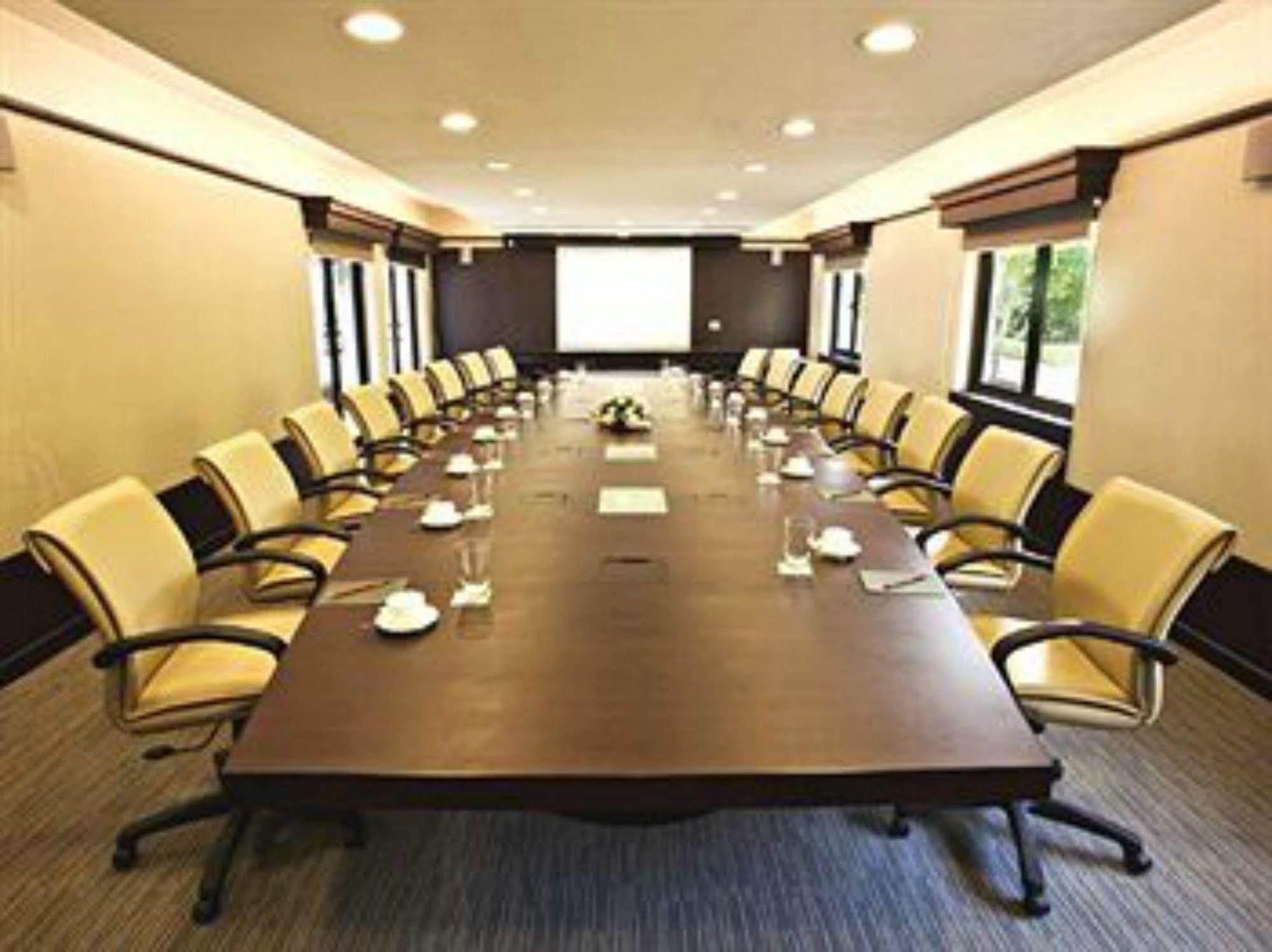 Lemon Tree Hotel, Tarudhan Valley, Manesar Gurgaon Esterno foto