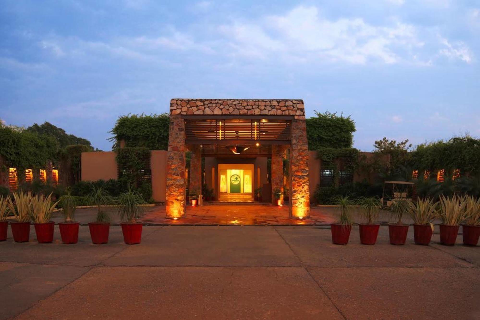 Lemon Tree Hotel, Tarudhan Valley, Manesar Gurgaon Esterno foto