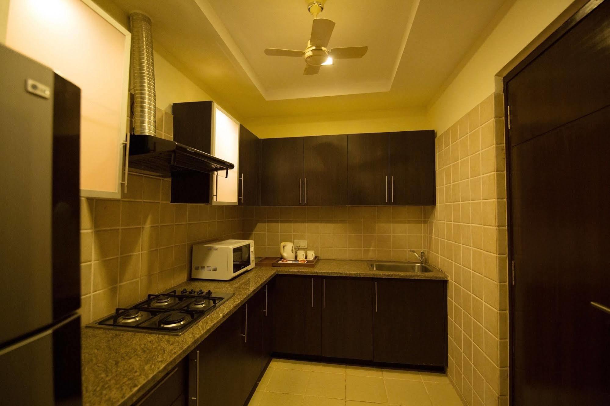Lemon Tree Hotel, Tarudhan Valley, Manesar Gurgaon Esterno foto