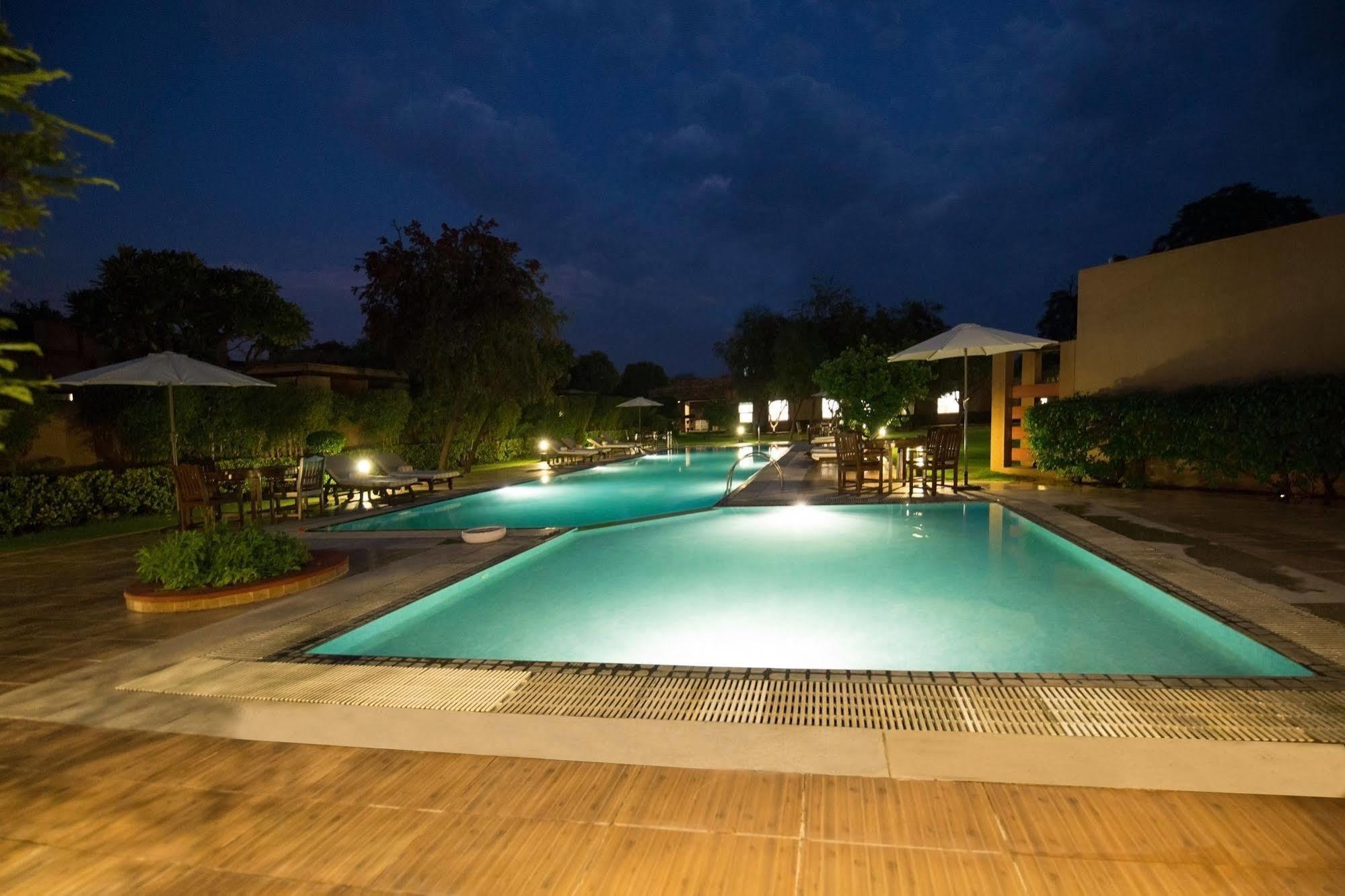 Lemon Tree Hotel, Tarudhan Valley, Manesar Gurgaon Esterno foto