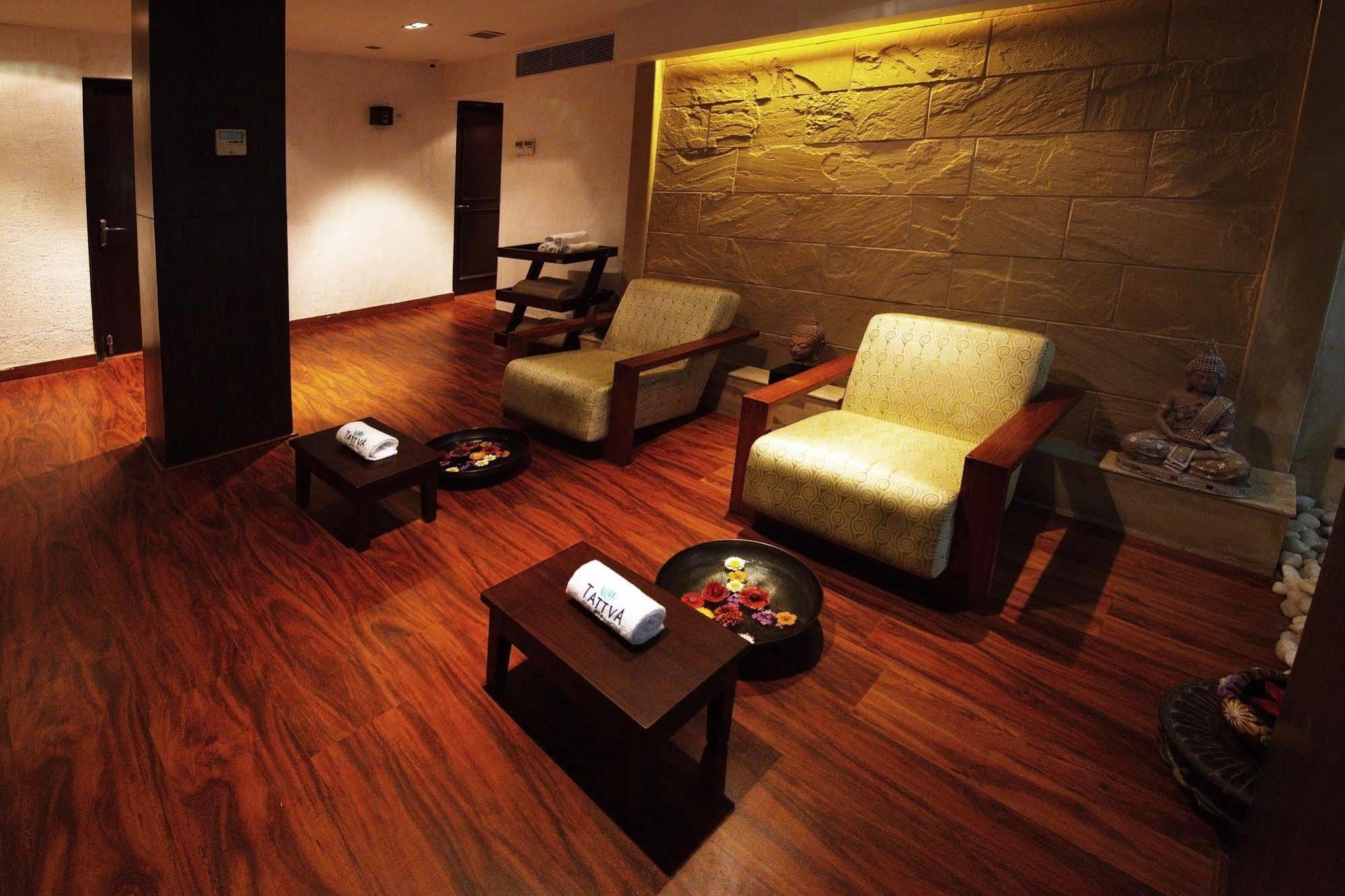 Lemon Tree Hotel, Tarudhan Valley, Manesar Gurgaon Esterno foto