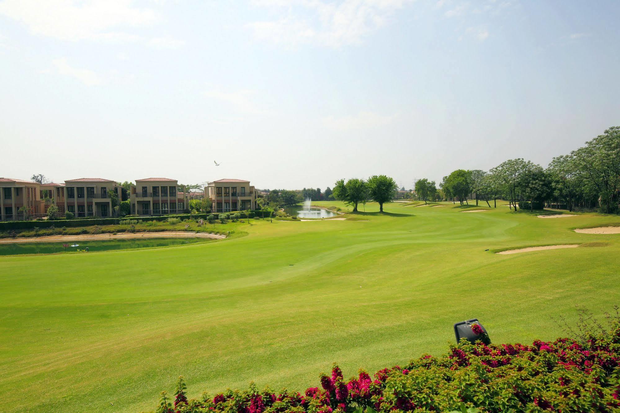 Lemon Tree Hotel, Tarudhan Valley, Manesar Gurgaon Esterno foto