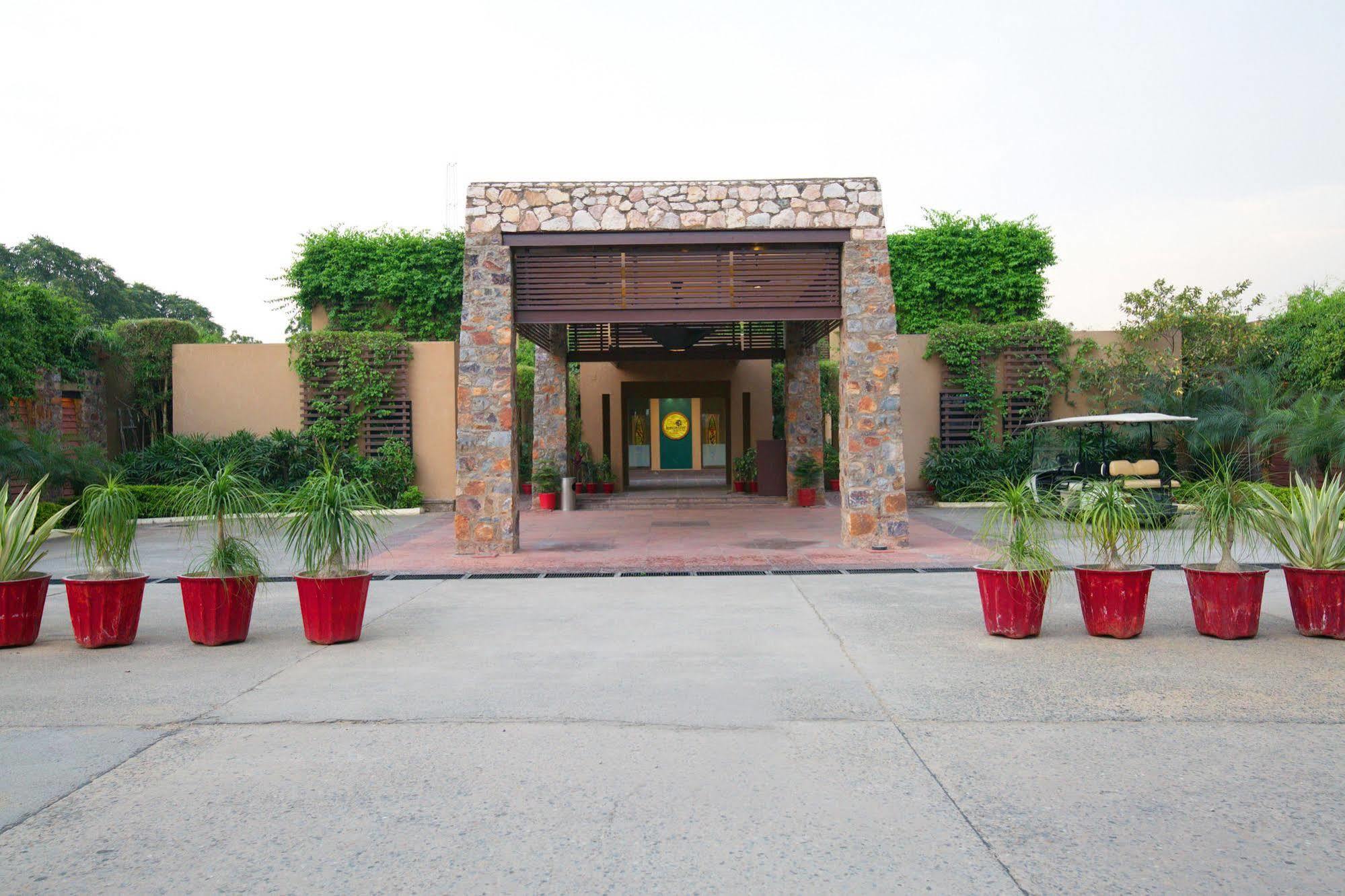 Lemon Tree Hotel, Tarudhan Valley, Manesar Gurgaon Esterno foto
