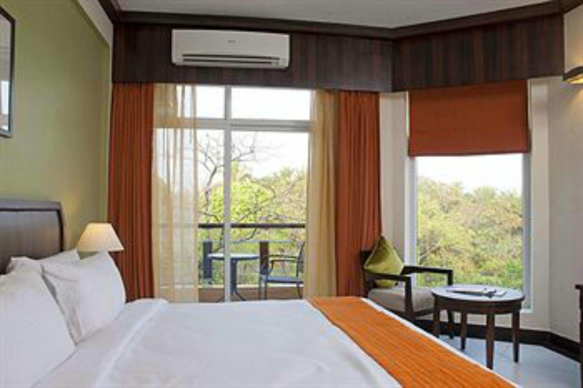 Lemon Tree Hotel, Tarudhan Valley, Manesar Gurgaon Esterno foto