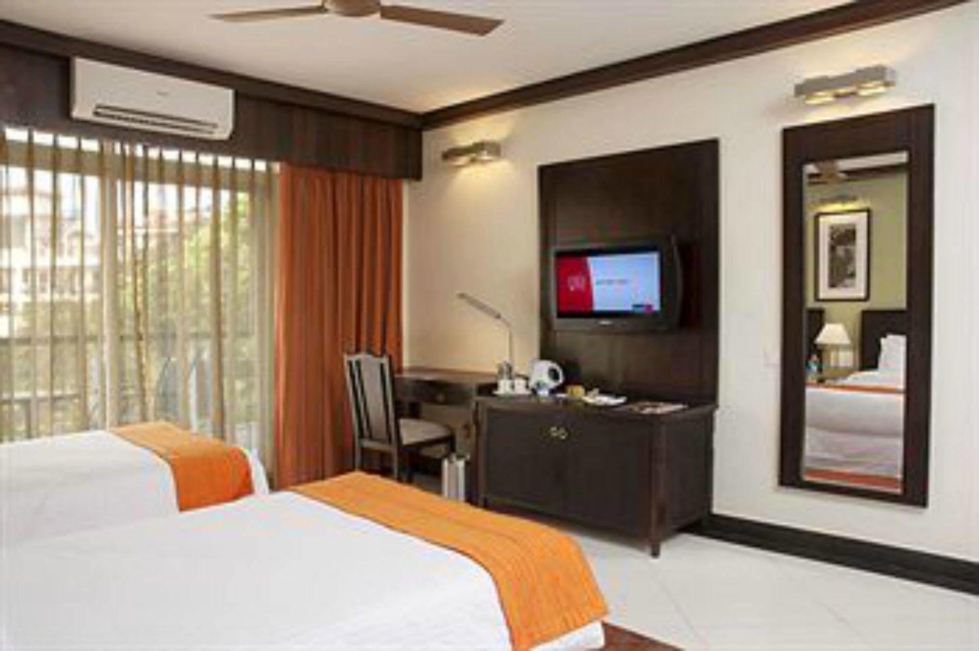 Lemon Tree Hotel, Tarudhan Valley, Manesar Gurgaon Esterno foto